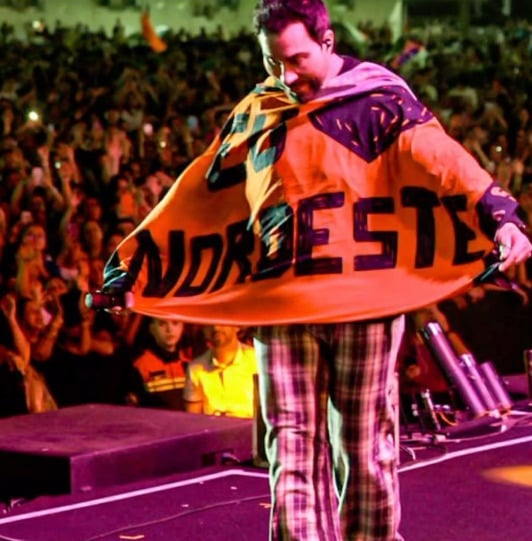 Aos 22 anos, quando ainda se preparava para ser padre, Fábio de Melo se apaixonou por uma mulher de 25. A relação, descrita pela biografia como algo diferente, real e íntimo, o fez alimentar o desejo de ser pai. Contudo, ele acabou por manter seu propósito de se dedicar ao sacerdócio.
