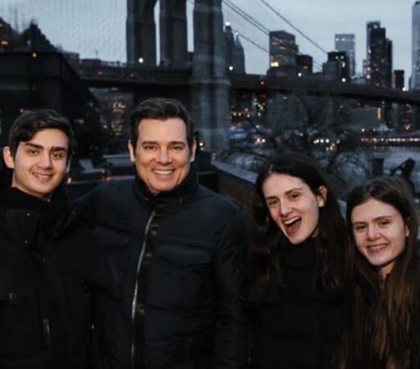 Celso Portiolli e Suzana Marchi - O apresentador de TV é casado com a esposa desde 1992 e tem três filhos: Laura (nascida em 2000), Pedro Henrique (2003) e Luana (2006).