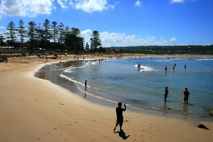 Na extremidade sul, há uma piscina natural de água salgada, bastante usada por famílias e banhistas que preferem um ambiente mais seguro.