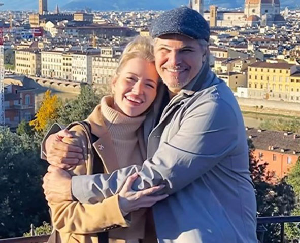 Edson Celulari e Karin Roepke – Juntos desde 2011, os atores têm 23 anos de diferença. Eles se conheceram em 2009, nos bastidores do musical Hairspray, quando Celulari ainda era casado com Claudia Raia.