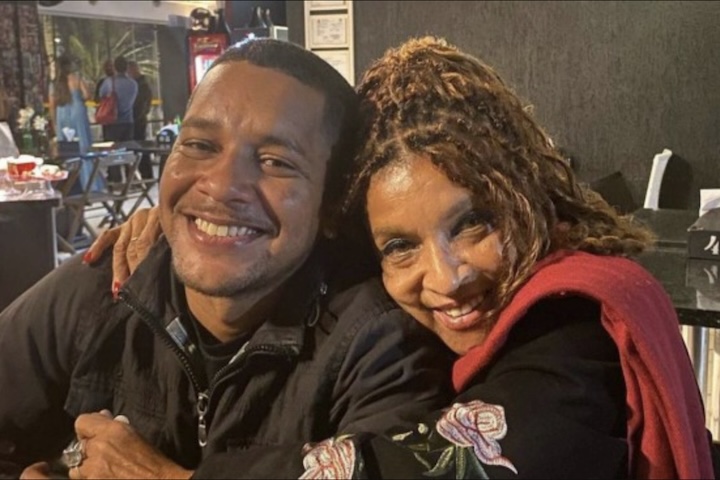 Elisa Lucinda e Jonathan Estrella – A atriz e poeta brasileira tem 31 anos a mais que o fotógrafo Jonathan Estrella. Os dois estão juntos desde 2019.