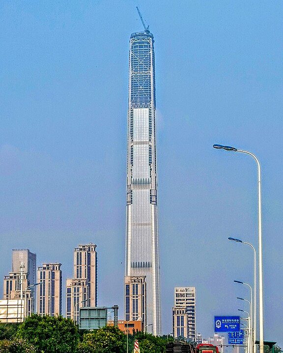 1) Goldin Finance 117 Tower, China (598 m): Um dos arranha-céus abandonados mais altos do mundo teve sua construção iniciada em 2008, mas sofreu os impactos da crise financeira global da década de 2010.