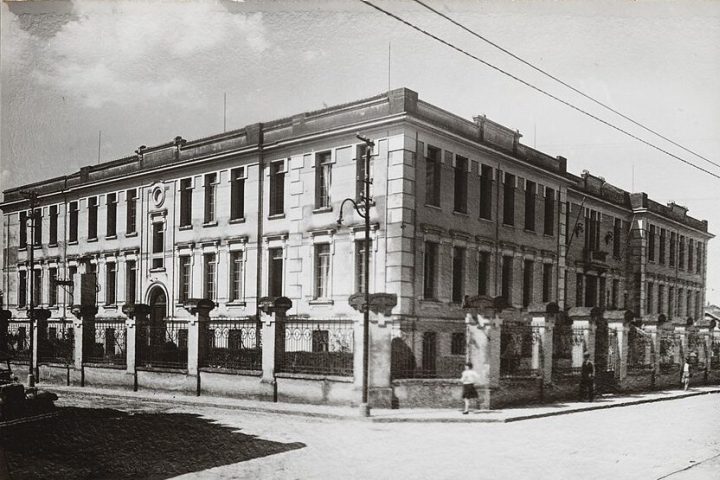 Ela nasceu e foi criada em uma mansão de uma família rica da região de Guaratinguetá, São Paulo.