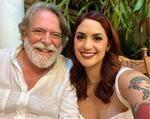 José de Abreu e Carol Junger – O ator brasileiro vive um relacionamento com a maquiadora, que tem mais de 52 anos a menos. Juntos desde 2019, o casal costuma compartilhar momentos de afeto nas redes sociais.