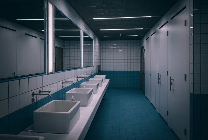 Primeiro, a pessoa precisa estar um banheiro de escola enquanto ele estiver vazio. Uma variação diz para dar três batidas na porta do último boxe com ela fechada.