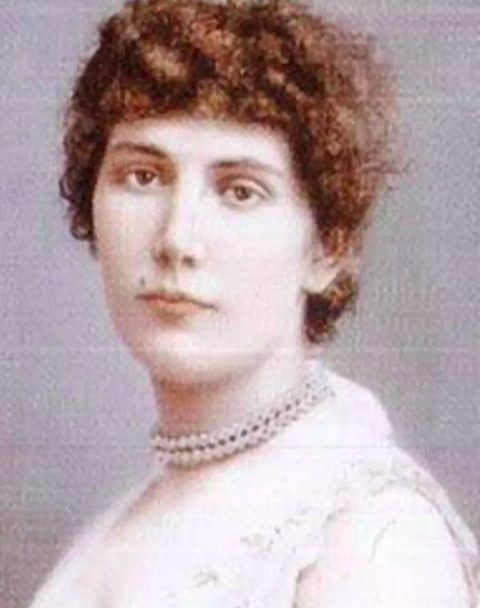 Obrigada a se casar aos 14 com um homem 21 anos mais velho, ela fugiu para Paris, aos 18. Quando tinha 26, morreu em circunstâncias misteriosas.