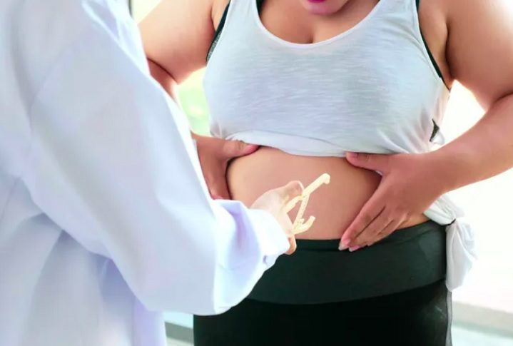 Fatores como obesidade, idade avançada, uso de álcool e histórico familiar aumentam as chances de desenvolver o problema. Homens estão entre os mais afetados, mas mulheres também podem apresentar o distúrbio, sobretudo após a menopausa.

