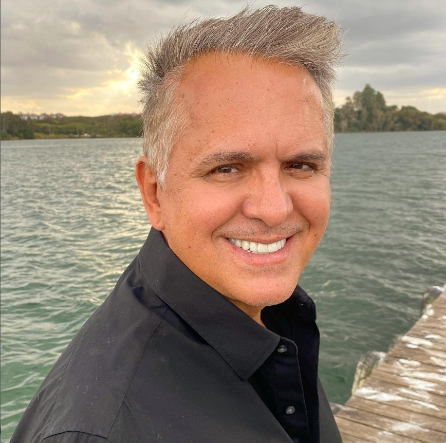 Na juventude, se mudou para o Rio de Janeiro para cursar Direito, mas não se identificou com a área. Ingressou em Artes Cênicas e aproximou-se do cenário cultural carioca. Antes de lançar discos solo, Orlando trabalhou como pianista em Portugal e depois na França.