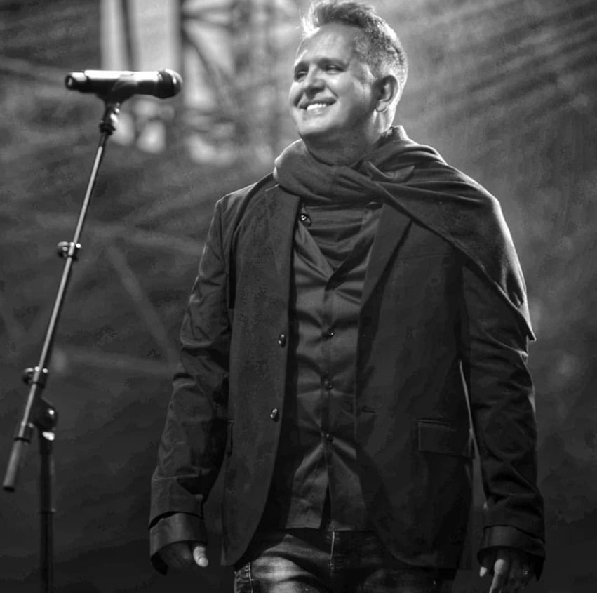 Orlando de Morais Filho é cantor, compositor e músico brasileiro, reconhecido por sua carreira sólida na música popular brasileira (MPB). Ele se destaca por discos autorais, colaborações com artistas renomados e presença em trilhas sonoras de novelas.
