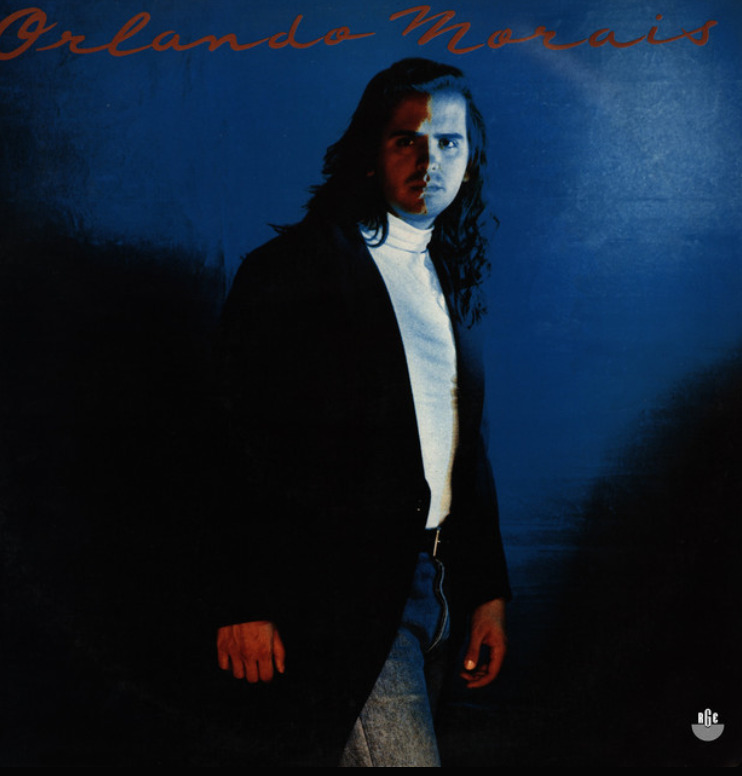Em 1990, lançou seu álbum de estreia, “Orlando Morais”, que contou com composições próprias e parcerias com artistas como Caetano Veloso e Cazuza.