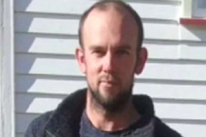 Conhecido por suas habilidades de sobrevivência, Tom Phillips, que teria por volta de 30 anos, passou quase quatro anos escondido em áreas remotas com os filhos.