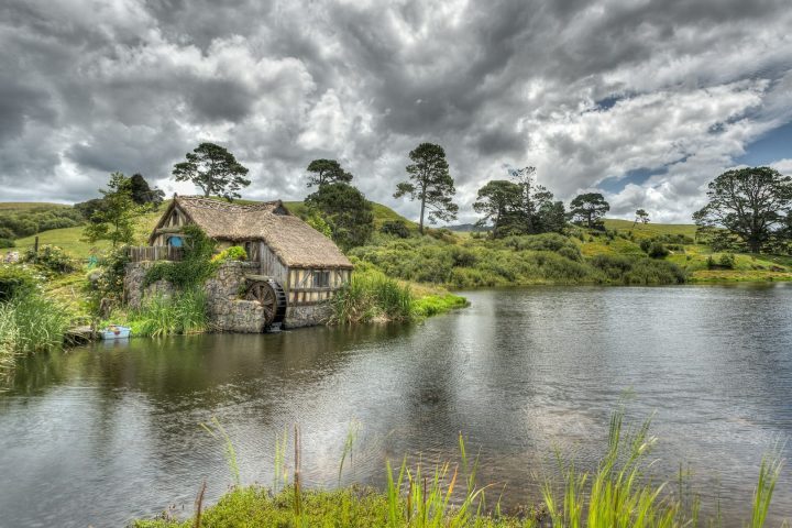 Além da agricultura, Waikato atrai turistas pelas Cavernas de Waitomo, famosas por seus vaga-lumes luminosos e por ter sido set de filmagens para Hobbiton nos filmes de O Senhor dos Anéis.