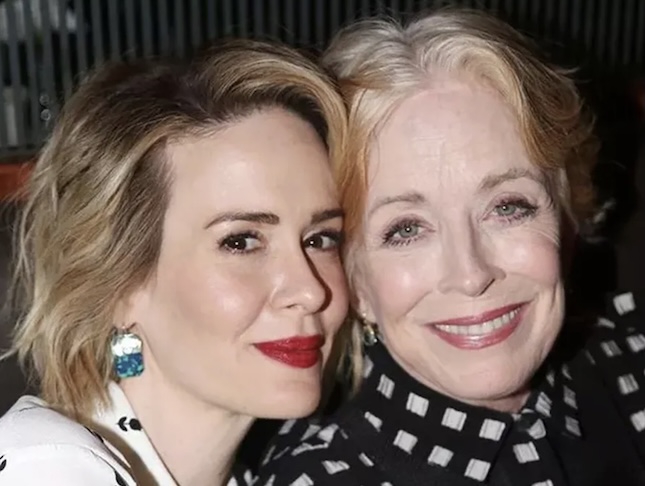 Sarah Paulson e Holland Taylor – Paulson, conhecida por American Horror Story, tem 32 anos a menos que Taylor, atriz veterana de teatro e televisão. Elas se conheceram em 2005, mas só iniciaram o romance dez anos depois, após retomarem contato pelas redes sociais.