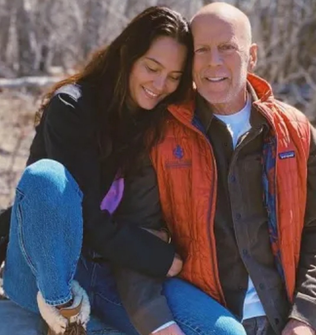 Emma Heming, mulher de Bruce Willis, revelou recentemente que está morando numa outra casa, próxima da residência do ator, o que causou alvoroço entre os fãs. Muitos a chamaram de egoísta.    