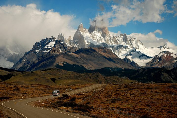 A região também tem um forte apelo turístico, com paisagens de contrastes entre vales férteis e o deserto patagônico.