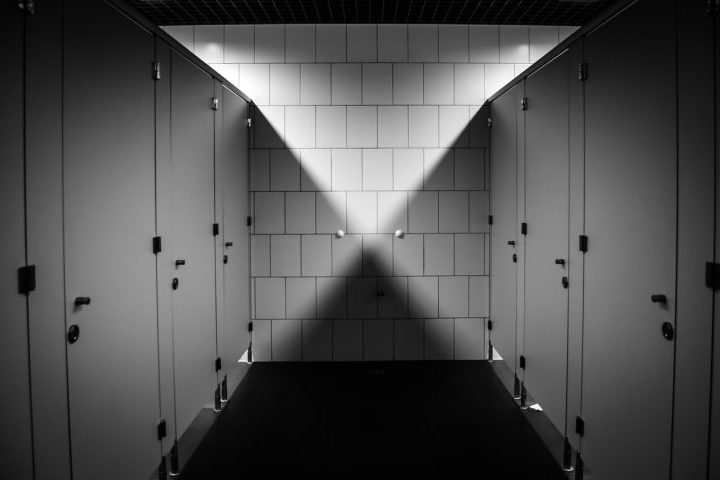 Nos anos 1990 e 2000, uma história de assombração bastante popular tomava conta das escolas brasileiras: a lenda da “Loira do Banheiro”. 