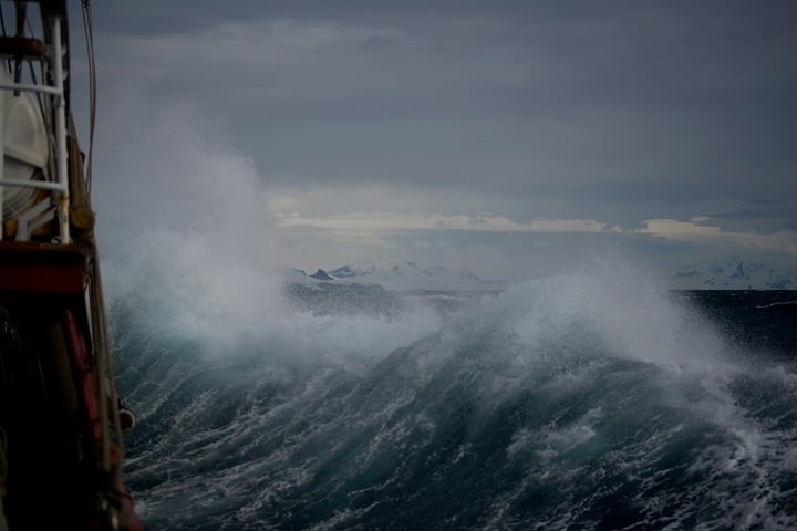A forte corrente oceânica que atravessa o local carrega milhões de litros de água por segundo, intensificando as condições extremas.