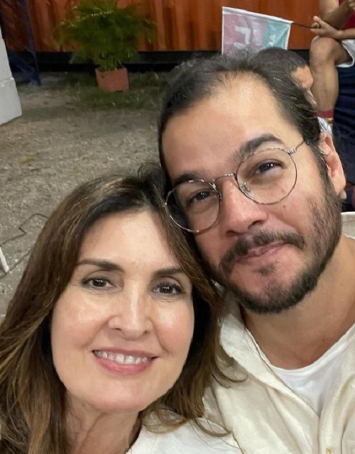 Fátima Bernardes e Túlio Gadêlha – Com 25 anos de diferença, Fátima e Túlio mantêm um relacionamento com presença constante nas redes sociais.