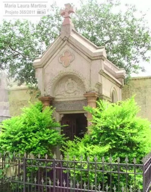 Hoje, para quem tiver interesse em fazer uma visitinha, o túmulo de Maria Augusta fica no Cemitério dos Passos, em Guaratinguetá.