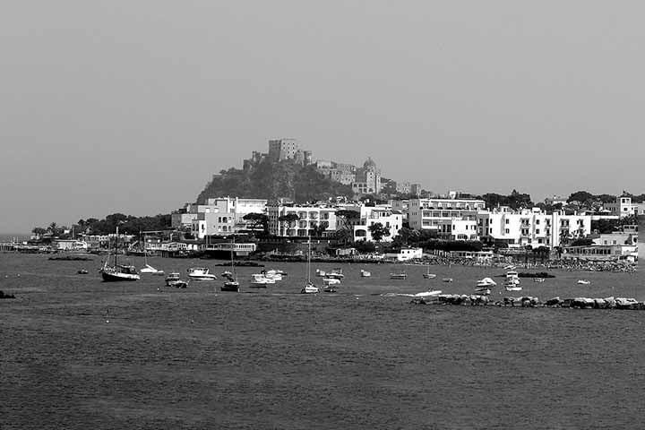 Ao longo dos séculos, Ischia foi refúgio de romanos, espanhóis e até mesmo artistas e escritores.