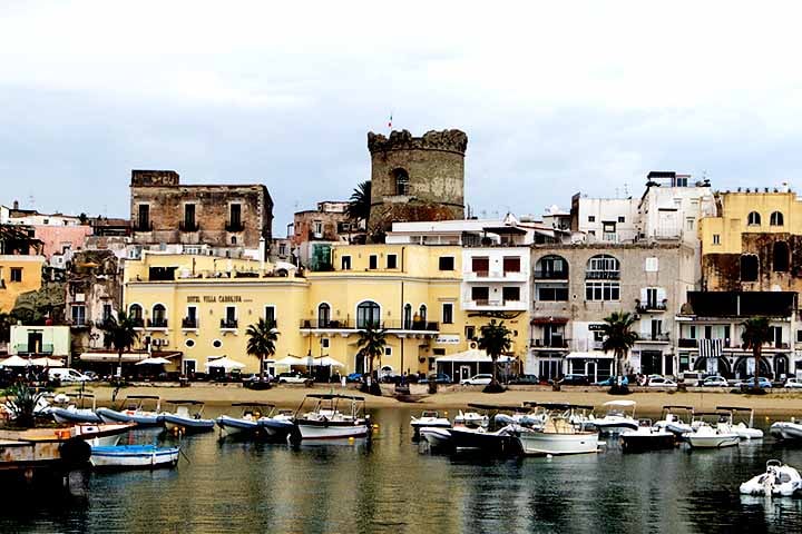 Pequenas igrejas, vilarejos pitorescos e ruas estreitas são outros aspectos que preservam a atmosfera mediterrânea da ilha.