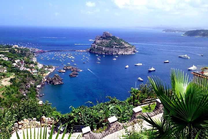 Ao todo, a ilha tem seis comuni (municípios), são eles: Ischia Ponte, Forio, Barano d'Ischia, Lacco Ameno e Serrara Fontana.