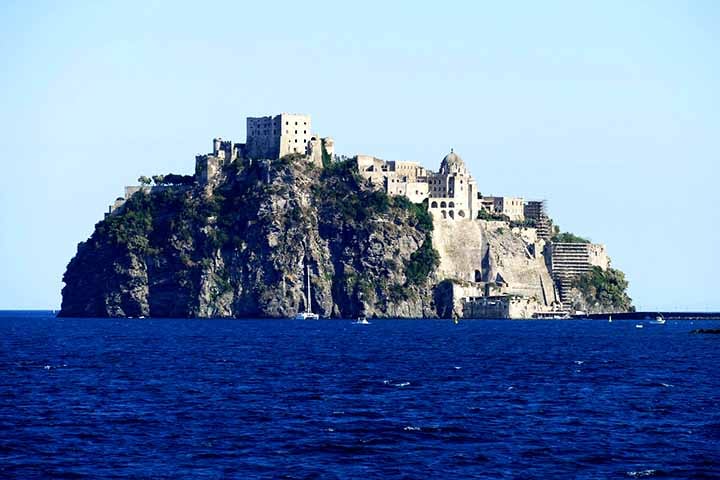 Além do apelo terapêutico, Ischia tem um patrimônio histórico rico, marcado pelo imponente Castelo Aragonês, erguido no século 15.