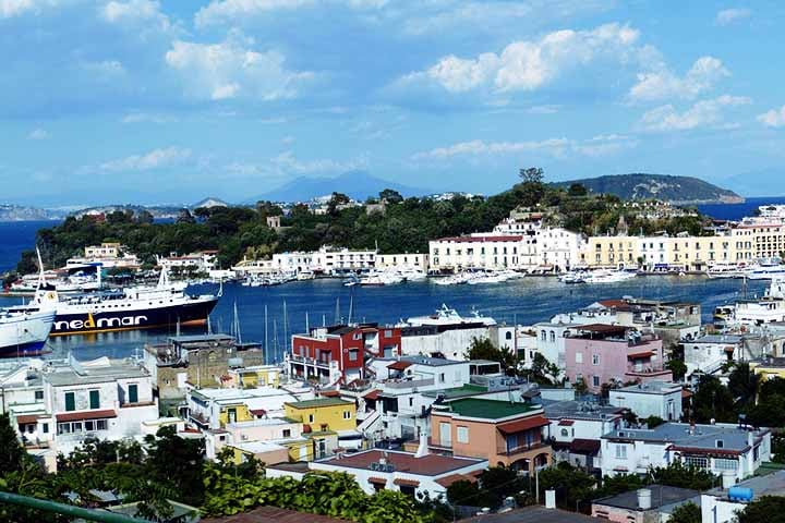 A culinária local mistura sabores típicos da Campânia, como frutos do mar frescos, massas artesanais e vinhos produzidos nos solos vulcânicos.