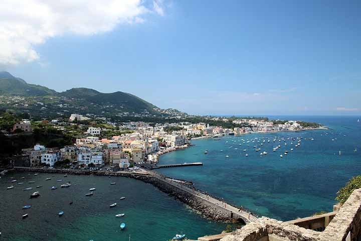 Conhecida por sua origem vulcânica, a ilha atrai visitantes tanto pelas paisagens costeiras quanto pelas águas termais que brotam do solo.