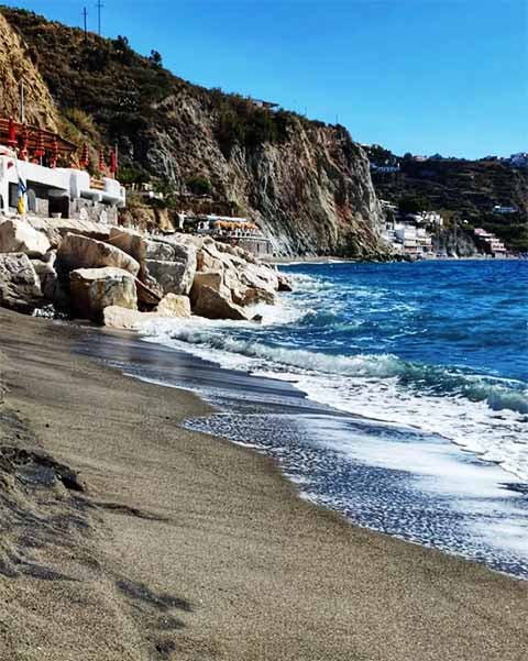 O exemplo mais famoso ocorre na Praia de Le Fumarole, em Sant'Angelo, onde fumarolas (aberturas que emitem vapores e gases) podem aquecer a areia a quase 100°C.