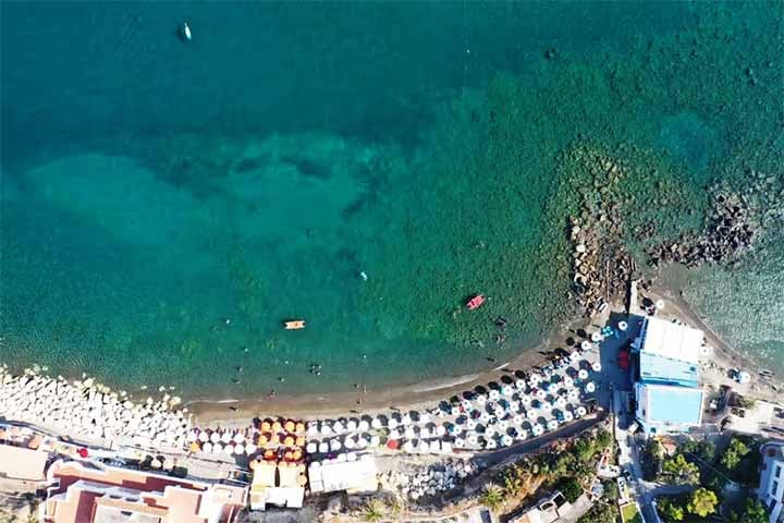Essa característica faz com que a ilha seja famosa por spas, jardins termais e praias de areia aquecida naturalmente.