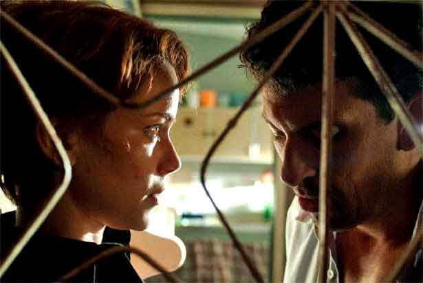 O filme mais famoso e premiado de Leandra Leal é “O Lobo Atrás da Porta”, de 2013 No longa-metragem de Fernando Coimbra, ela interpretou a personagem Alice, uma mulher envolvida em uma trama de suspense e mistério. Pelo papel, ela recebeu diversos láureas, incluindo o Prêmio Platino de Melhor Atriz, dando a ela reconhecimento internacional. 

