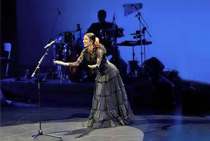 Lançado pela EMI, o álbum vendeu 500 mil cópias, um sucesso para uma artista estreante. O disco entrou na lista dos 100 melhores discos da música brasileira, feita pela revista Rolling Stone Brasil.