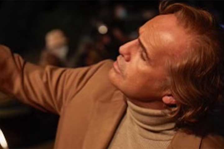 Ele contou: “Quando mostrei para a filha dele, Rebecca, fotos do filme, ela disse: ‘é você ou o papai?’”.
