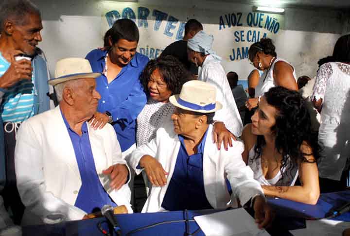 No fim dos anos 1990, a cantora conquistou sua independência musical durante a renovação de seu contrato com a EMI. Além disso, como produtora, atuou em Omelete Man (1998), segundo disco de Carlinhos Brown, e Tudo Azul (1999), da Velha Guarda da Portela.