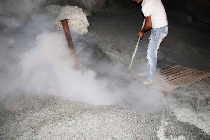 Batatas, ovos, legumes e carnes são deixados na areia até atingirem o ponto ideal. A prática exige conhecimento para evitar queimaduras.