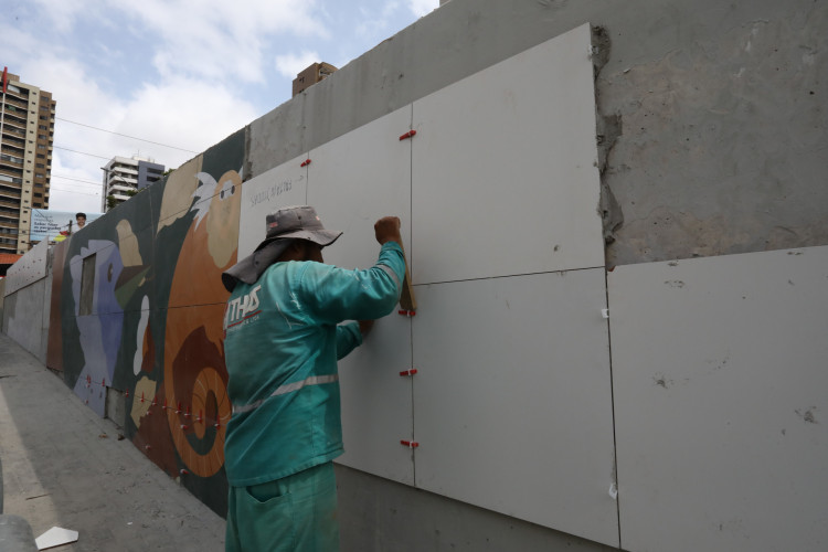 FORTALEZA-CE, BRASIL,17.09.2025: Instalação de painéis artísticos em túneis de Fortaleza. Túnel Juracy Magalhães.(Fotos: Fabio Lima)