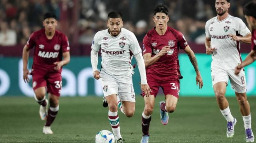 Jogador afirma estar apto para atuar um pouco mais à frente no setor de meio-campo e que disputa é benéfica para o técnico Renato Gaúcho