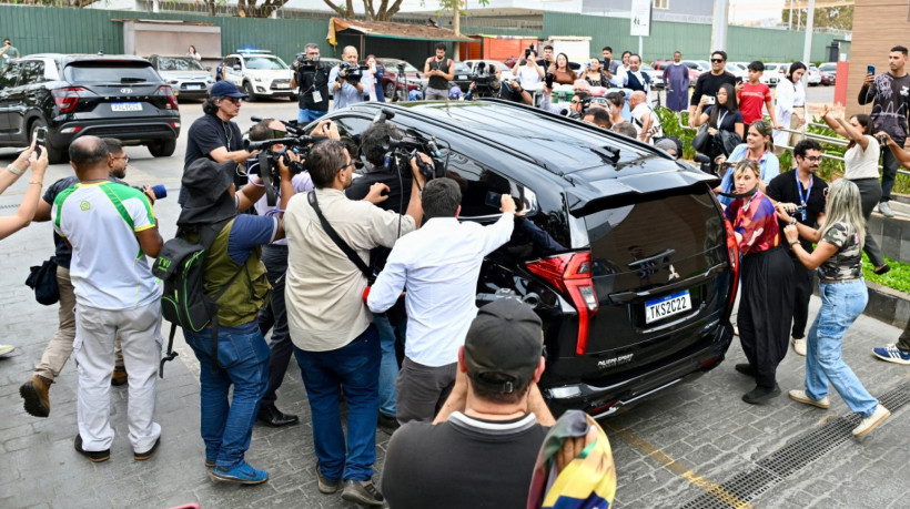 Bolsonaro em veículo ao deixar o hospital em Brasília nesta quarta-feira, 17