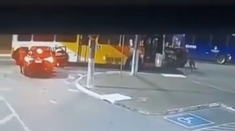 Câmeras de vigilância flagram o momento em que o veículo pilotado Ruy Ferraz é perseguido em alta velocidade