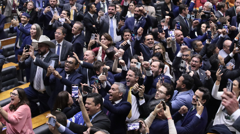 ￼DEPUTADOS da oposição celebraram o resultado, em uma derrota para o governo