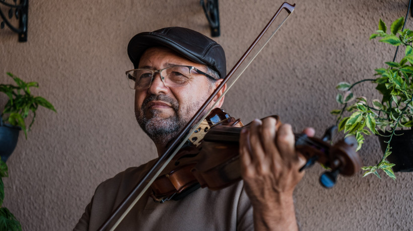 Violinista cearense leva música para pacientes internados em hospital de Fortaleza