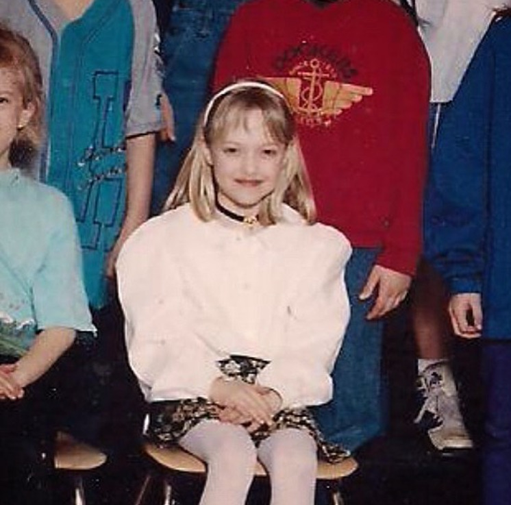 Uma estrela internacional, Amanda Michelle Seyfried nasceu em 3 de dezembro de 1985, em Allentown, Pensilvânia, nos Estados Unidos. Filha de Ann, terapeuta ocupacional, e Jack Seyfried, farmacêutico. Ela tem uma irmã mais velha, Jennifer, que atua como musicista na banda de rock Love City.
