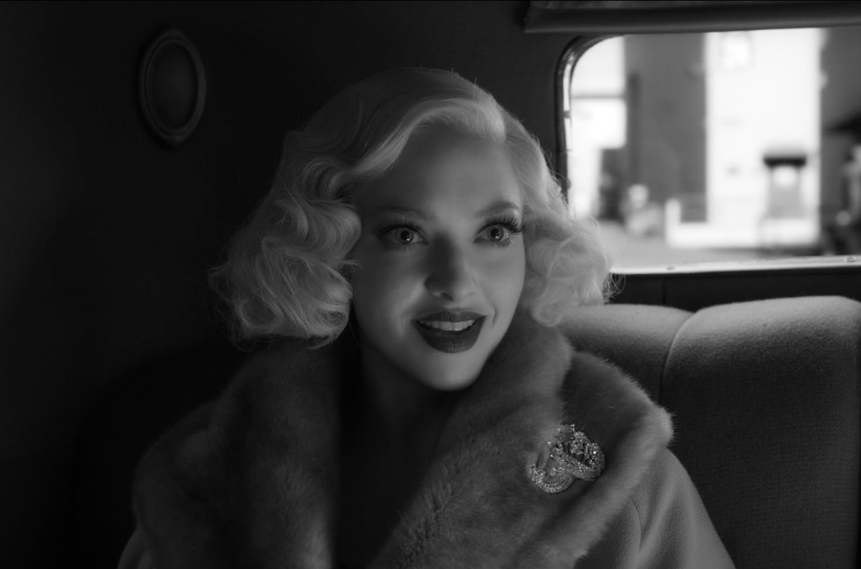 Outro destaque foi “Mank” (2020), em que interpretou Marion Davies. O longa de David Fincher lhe rendeu indicação ao Globo de Ouro e ao Oscar de Melhor Atriz Coadjuvante.
