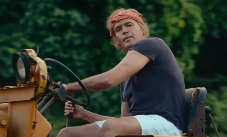 A produção adapta o livro homônimo do arquiteto Bernard Judge, contratado por Brando nos anos 1970 para projetar uma mansão em uma ilha no Taiti. O enredo foca na relação entre os dois, com Jon Heder como Judge.
