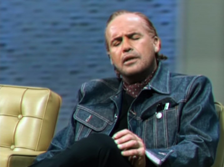 O ator comentou sobre o processo de transformação para dar vida a Marlon Brando: “Foi só uma prótese de nariz e uma peruca, o resto fui eu me transformando nele”.
