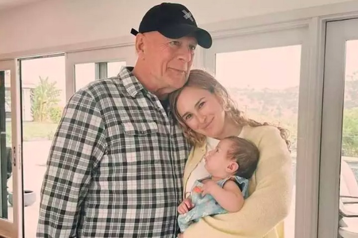 O portal norte-americano The Express Tribune revelou recentemente que Bruce Willis teve uma piora na demência e já entrou numa fase em que não anda nem fala.  O quadro neurológico do ator vem se agravando nos últimos meses, o que complicou para a família. 
