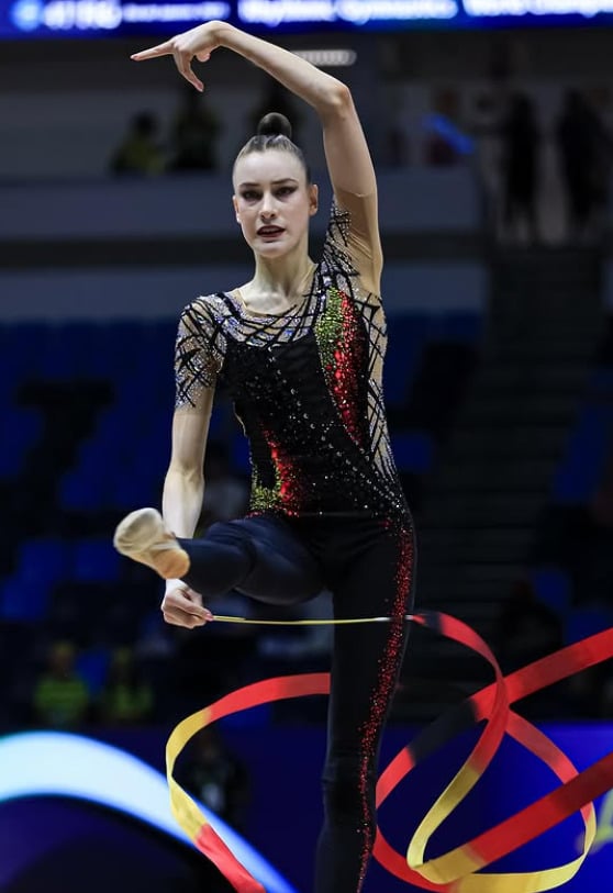 Segundo Michele Carbinatto, responsável pelo cerimonial, o erro ocorreu na hora de renomear os arquivos com os acrônimos dos países. Ela assumiu a falha e informou que já pediu desculpas à atleta e à treinadora.
