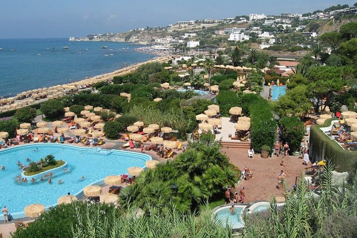 Além disso, a ilha é repleta de parques termais de luxo, como o Giardini Poseidon, que oferecem piscinas com diferentes temperaturas e vistas para o mar.