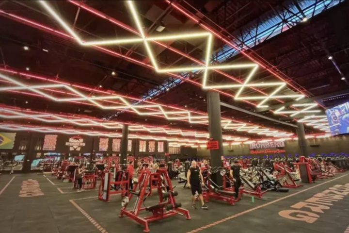 A quantidade exorbitante de gente se deu por conta da inauguração da nova unidade da rede Ironberg, no fim de agosto.